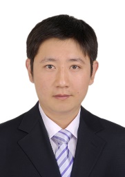 穿著西裝的男人描述已自動(dòng)生成